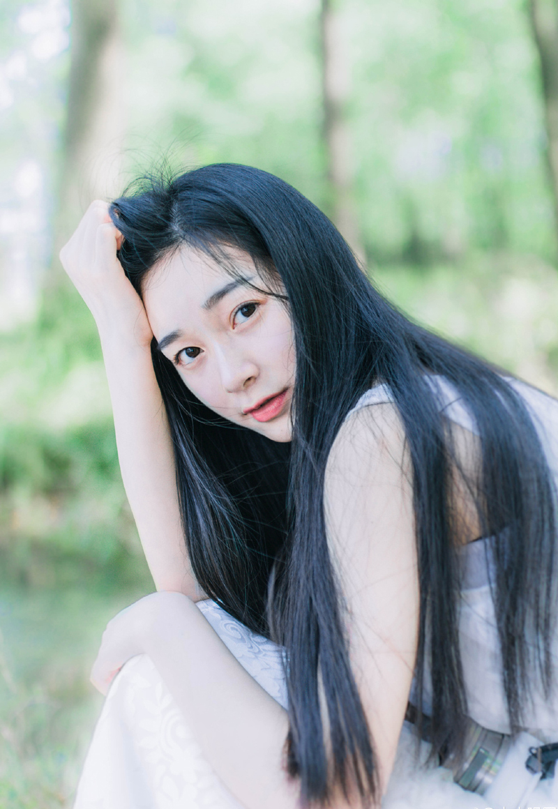 “恐怕是！”点点头，统领扭头看了一眼身后的将士，沙哑的声音仿佛从风中吹过来的一般：“散开，注意警戒！”